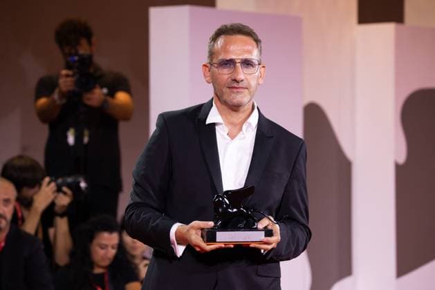 News - 2024 Winners Photocall - The 81st Venice International Film Festival Bogdan Muresanu poses with the Best Film Award for The New Year That Never Came during the 81st Venice International Film Festival at Palazzo del Cinema on September 07, 2024 in Venice, Italy. Photo: Cinzia Camela. Lido di Venezia Palazzo del Cinema Italy Copyright: xCinziaxCamelax xLiveMediax LPN_1508490