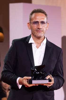 News - 2024 Winners Photocall - The 81st Venice International Film Festival Bogdan Muresanu poses with the Best Film Award for The New Year That Never Came during the 81st Venice International Film Festival at Palazzo del Cinema on September 07, 2024 in Venice, Italy. Photo: Cinzia Camela. Lido di Venezia Palazzo del Cinema Italy Copyright: xCinziaxCamelax xLiveMediax LPN_1508491