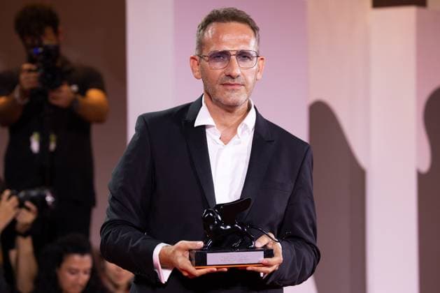 News - 2024 Winners Photocall - The 81st Venice International Film Festival Bogdan Muresanu poses with the Best Film Award for The New Year That Never Came during the 81st Venice International Film Festival at Palazzo del Cinema on September 07, 2024 in Venice, Italy. Photo: Cinzia Camela. Lido di Venezia Palazzo del Cinema Italy Copyright: xCinziaxCamelax xLiveMediax LPN_1508492