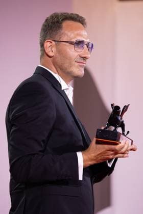 News - 2024 Winners Photocall - The 81st Venice International Film Festival Bogdan Muresanu poses with the Best Film Award for The New Year That Never Came during the 81st Venice International Film Festival at Palazzo del Cinema on September 07, 2024 in Venice, Italy. Photo: Cinzia Camela. Lido di Venezia Palazzo del Cinema Italy Copyright: xCinziaxCamelax xLiveMediax LPN_1508493