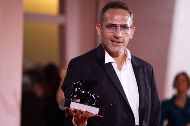 News - 2024 Winners Photocall - The 81st Venice International Film Festival Bogdan Muresanu poses with the Best Film Award for The New Year That Never Came during the 81st Venice International Film Festival at Palazzo del Cinema on September 07, 2024 in Venice, Italy. Photo: Cinzia Camela. Lido di Venezia Palazzo del Cinema Italy Copyright: xCinziaxCamelax xLiveMediax LPN_1508497