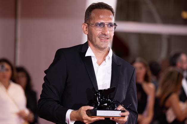 News - 2024 Winners Photocall - The 81st Venice International Film Festival Bogdan Muresanu poses with the Best Film Award for The New Year That Never Came during the 81st Venice International Film Festival at Palazzo del Cinema on September 07, 2024 in Venice, Italy. Photo: Cinzia Camela. Lido di Venezia Palazzo del Cinema Italy Copyright: xCinziaxCamelax xLiveMediax LPN_1508498