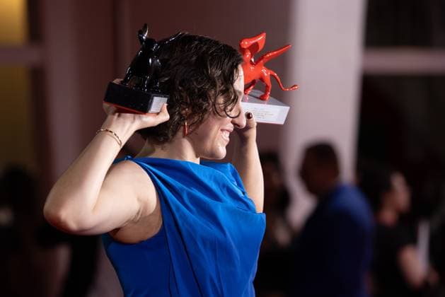News - 2024 Winners Photocall - The 81st Venice International Film Festival Sarah Friedland poses with her awards for Best Director and the Lion of the Future Luigi de Laurentis Award for Familiar during the 81st Venice International Film Festival at Palazzo del Cinema on September 07, 2024 in Venice, Italy. Photo: Cinzia Camela. Lido di Venezia Palazzo del Cinema Italy Copyright: xCinziaxCamelax xLiveMediax LPN_1508508