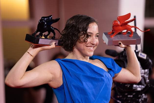 News - 2024 Winners Photocall - The 81st Venice International Film Festival Sarah Friedland poses with her awards for Best Director and the Lion of the Future Luigi de Laurentis Award for Familiar during the 81st Venice International Film Festival at Palazzo del Cinema on September 07, 2024 in Venice, Italy. Photo: Cinzia Camela. Lido di Venezia Palazzo del Cinema Italy Copyright: xCinziaxCamelax xLiveMediax LPN_1508510