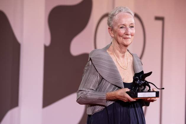 Entertainment Themen der Woche KW36 Entertainment Bilder des Tages News - 2024 Winners Photocall - The 81st Venice International Film Festival Kathleen Chalfant poses with the Best Actress Award for Familiar Touch during the 81st Venice International Film Festival at Palazzo del Cinema on September 07, 2024 in Venice, Italy. Photo: Cinzia Camela. Lido di Venezia Palazzo del Cinema Italy Copyright: xCinziaxCamelax xLiveMediax LPN_1508516