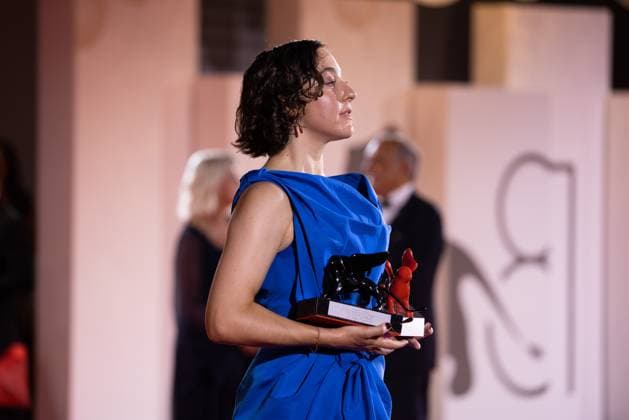 News - 2024 Winners Photocall - The 81st Venice International Film Festival Sarah Friedland poses with her awards for Best Director and the Lion of the Future Luigi de Laurentis Award for Familiar during the 81st Venice International Film Festival at Palazzo del Cinema on September 07, 2024 in Venice, Italy. Photo: Cinzia Camela. Lido di Venezia Palazzo del Cinema Italy Copyright: xCinziaxCamelax xLiveMediax LPN_1508518
