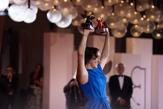 News - 2024 Winners Photocall - The 81st Venice International Film Festival Sarah Friedland poses with her awards for Best Director and the Lion of the Future Luigi de Laurentis Award for Familiar during the 81st Venice International Film Festival at Palazzo del Cinema on September 07, 2024 in Venice, Italy. Photo: Cinzia Camela. Lido di Venezia Palazzo del Cinema Italy Copyright: xCinziaxCamelax xLiveMediax LPN_1508520