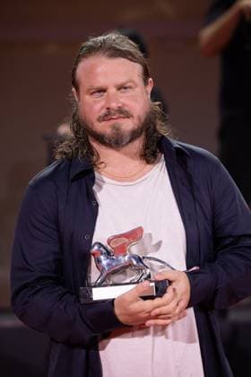News - 2024 Winners Photocall - The 81st Venice International Film Festival Brady Corbet poses with the Silver Lion Award during the 81st Venice International Film Festival at Palazzo del Cinema on September 07, 2024 in Venice, Italy. Photo: Cinzia Camela. Lido di Venezia Palazzo del Cinema Italy Copyright: xCinziaxCamelax xLiveMediax LPN_1508522