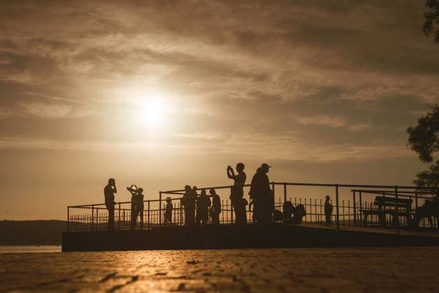 News Themen der Woche KW36 Himmel über dem Bodensee, Sommerabend an der Seepromenade, Überlingen, September 2024 Deutschland, Überlingen, September 2024, letzter schöner Sommertag am Bodensee, Abend an der Seepromenade, Touristen an der Uferpromenade, Himmel über dem Bodensee färbt sich abendlich rot, Sonne hinter Schleierwolken kündigt Wetterwechsel an, Touristen, Urlaubszeit, Spätsommer, Baden-Württemberg, Tourismus, *** Sky over Lake Constance, summer evening on the lakeside promenade, Überlingen, September 2024 Germany, Überlingen, September 2024, last beautiful summer day on Lake Constance, evening on the lakeside promenade, tourists on the lakeside promenade, sky over Lake Constance turns red in the evening, sun behind veil clouds announces weather cha