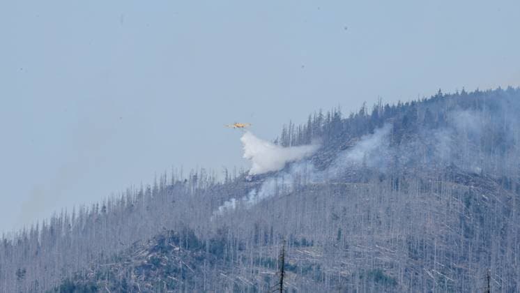 News Themen der Woche KW36 Hitze im August und kein Regen - die Ausgangsbedingungen für den großen Waldbrand am Brocken waren ideal. Auch wenn zur Brandursache noch nichts bekannt ist, Totholz und ein Funke genügte um den Königsberg in Brand zu stecken. Seit Freitag laufen die Löscharbeiten. Mittlerweile sind Erfolge zu verzeichnen. Der Brand ist eingedämmt und nicht mehr außer Kontrolle. Dazu war extrem viel Manpower notwendig. Auch das Löschen aus der Luft zeigt sich sehr erfolgreich. Am Sonntag waren weiterhin zahlreiche Löschflugzeuge und Löschhubschrauber im Einsatz - unterstützt von der Bundeswehr. Bei den Temperaturen gehen die Kameraden teils an ihrer Belastungsgrenze. Am Mittag schliefen auf einem Parkplatz in Schierke mehrere Kameraden. Sie sind