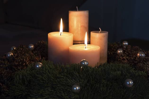 Adventskranz mit zwei brennenden Kerzen Advent wreath with two burning candles Copyright: imageBROKER HaraldxBiebel ibxiqx10279821.jpg
