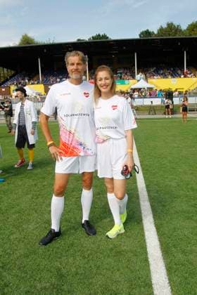 Goetz Otto and Julia Stinshoff at the Kicken mit Herz charity football match for the benefit of the childrens heart ward at Eppendorf University Hospital on 8 September 2024 in Hamburg Kicken mit Herz 2024 charity event in Hamburg