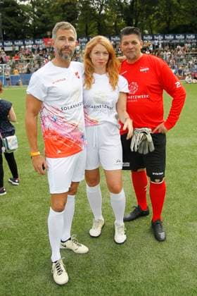 Micky Beisenherz, Esther Roling and Tim Maelzer at the Kicken mit Herz charity football match for the benefit of the childrens heart ward at Eppendorf University Hospital on 8 September 2024 in Hamburg Kicken mit Herz 2024 charity event in Hamburg