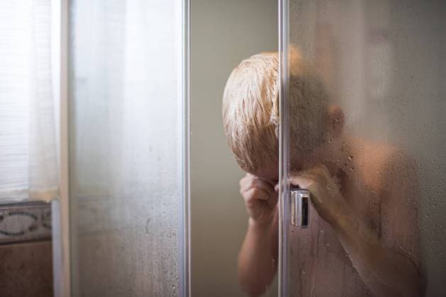 Creative Highlights Symbolfotos Junger Junge beim Duschen bekommt Shampoo in die Augen Young boy showering getting shampoo in the eyes Copyright: imageBROKER TrygvexFinkelsen ibxiqx11139249.jpg ,model released, Symbolfoto ,property released