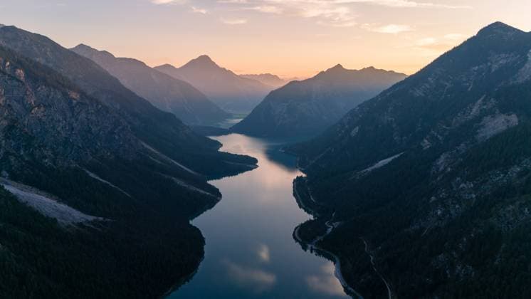 IMAGO Creative, Jahreszeit Herbst auf dem Land Serene twilight over the tranquil waters of Plansee in the heart of Austria s majestic mountains As the day transitions to night, the calm waters of Plansee Austria reflect the surrounding peaks and fading light of the mountains Copyright: xZoonar.com FokkexBaarssenx 22139066