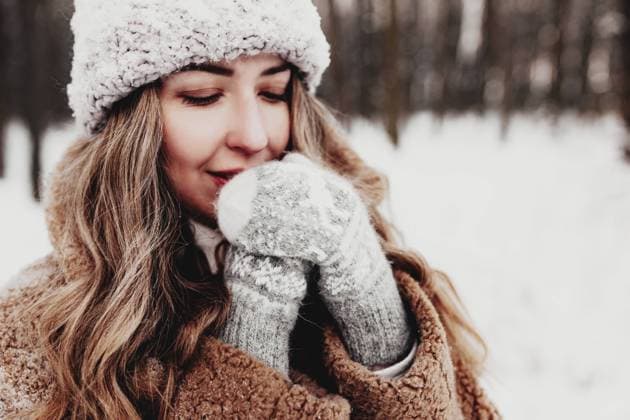 Creative Highlights Symbolfotos Schöne junge Frau in verschneitem Winterwald. Mädchen trägt flauschige Handschuhe, Mütze und Mantel. Weihnachtswald, Bäume auf unscharfem Hintergrund. Gekreuzte Hände wegen des kalten Wetters Beautiful young woman in snowy fancy winter woodland. Girl wearing fluffy gloves, cap and coat. Christmas forest, trees on blurred background. Crossed hands because of cold weather. Copyright: imageBROKER LenaxIvanova ibxiqx11148332.jpg ,model released, Symbolfoto ,property released