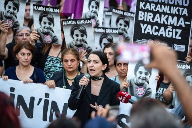 Bilder des Jahres 2024, News 09 September News Themen der Woche KW36 News Bilder des Tages Türkei, Demonstration in Istanbul nach dem Tod der acht-jährigen Narin Güran September 8, 2024, Istanbul, Turkey: A protester seen speaking during the rally. The lifeless body of 8-year-old Narin Guran, who had been missing for 19 days in Diyarbak?r, was found by a stream. Protesters gathered in Kadikoy, Istanbul, holding photos of Narin Guran in their hands and chanting slogans. Istanbul Turkey - ZUMAs197 20240908_aaa_s197_123 Copyright: xOnurxDogmanx