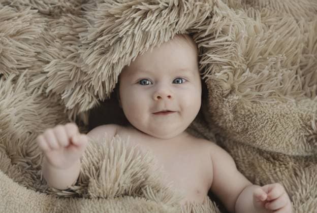Creative Highlights Symbolfotos Cute glücklich lächelnd Baby Mädchen liegt auf beige Decke, Blick in die Kamera. Blick von oben auf kleines Kind auf Bett mit karierten, Teppich bedeckt. Kind schaut aufgeregt, amüsierter Ausdruck, Nahaufnahme. Kind drei Monate alt Cute happy smiling baby girl lying on beige blanket, looking at camera. Top view on little infant on bed covered with plaid, rug. Kid looks excited, amused expression, close-up. Child three months old Copyright: imageBROKER LenaxIvanova ibxiqx11155807.jpg ,model released, Symbolfoto ,property released
