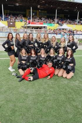 KICKEN MIT HERZ, 08 09 2024 Tim Mälzer and the HSV cheerleaders, Kicken mit Herz the charity football match in aid of the childrens ward of the UKE in the SC Victoria stadium, Hamburg, 08 09 2024 Copyright: xEventpressxMPx