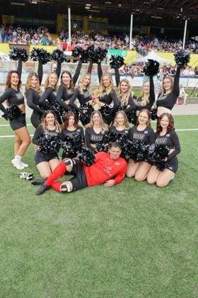 KICKEN MIT HERZ, 08 09 2024 Tim Mälzer and the HSV cheerleaders, Kicken mit Herz the charity football match in aid of the childrens ward of the UKE in the SC Victoria stadium, Hamburg, 08 09 2024 Copyright: xEventpressxMPx
