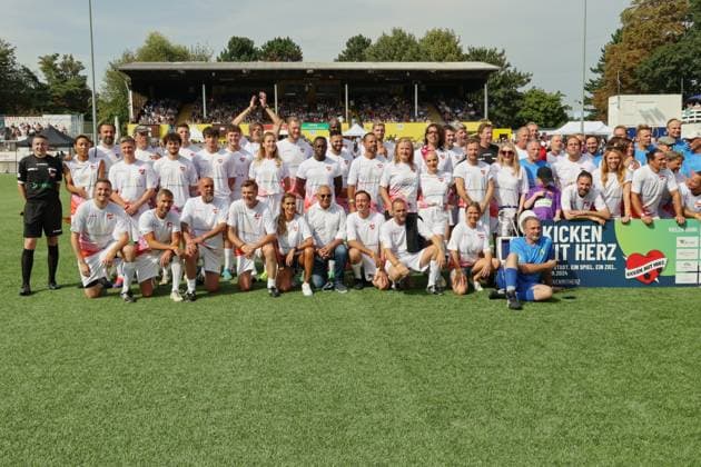 KICKEN MIT HERZ, 08 09 2024 Team photo Hamburg Allstars, Kicken mit Herz the charity football match in aid of the childrens ward of the UKE at the SC Victoria stadium, Hamburg, 08 09 2024 Copyright: xEventpressxMPx