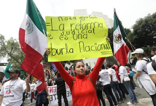 A Judiciary worker shouts slogans against the Judicial Reform proposed by current President Andres Manuel Lopez Obrador while demonstrating outside the facilities of the Mexican Senate. Deputies are expected to meet tomorrow to discuss the Judicial Reform. on September 9, 2024 in Mexico City, Mexico. Mexico City Mexico - ZUMAe321 20240909_zia_e321_006 Copyright: xIanxRoblesx