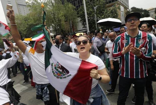 A Judiciary worker shouts slogans against the Judicial Reform proposed by current President Andres Manuel Lopez Obrador while demonstrating outside the facilities of the Mexican Senate. Deputies are expected to meet tomorrow to discuss the Judicial Reform. on September 9, 2024 in Mexico City, Mexico. Mexico City Mexico - ZUMAe321 20240909_zia_e321_012 Copyright: xIanxRoblesx
