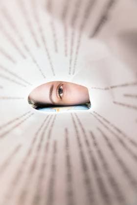 Creative Highlights Symbolfotos Detail des Auges des Schülers zwischen den Buchseiten. Konzept der Bildung und des Selbstlernens Detail of eye of the student between the book pages. Concept of education and self-learning Copyright: imageBROKER IngridxBalabanova ibxiqx08533078.jpg ,model released, Symbolfoto ,property released
