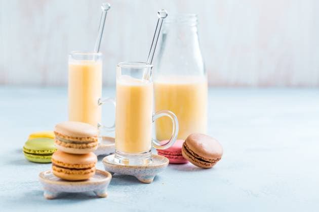 Verschiedene köstliche französische Macarons mit Eierlikör oder Eierlikör auf blauem Hintergrund Assorted delicious French macarons with egg liqueur or eggnog on blue background Copyright: imageBROKER IngridxBalabanova ibxiqx08533448.jpg