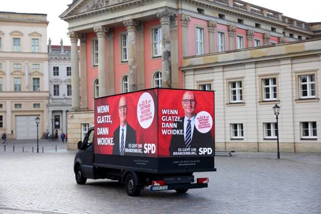 Der Schriftzug Wenn Glatze, dann Woidke und ein Foto von Dietmar Woidke (Ministerpräsident und Spitzenkandidat) erscheinen in einer Animation auf einer mobilen LED-Wand während der Vorstellung der SPD-Kampagne gegen den Rechtsruck im Landtagswahlkampf in Brandenburg, Alter Markt, Potsdam, 10. September 2024. Die Wahl findet am 22. September statt. Landtagswahl Brandenburg 2024: SPD Vorstellung Kampagne gegen Rechtsruck *** The lettering If bald, then Woidke and a photo of Dietmar Woidke Minister President and top candidate appear in an animation on a mobile LED wall during the presentation of the SPD campaign against the shift to the right in the state election campaign in Brandenburg, Alter Markt, Potsdam, September 10, 2024 The election