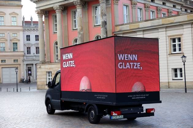 Der Schriftzug Wenn Glatze, dann Woidke und ein Foto von Dietmar Woidke (Ministerpräsident und Spitzenkandidat) erscheinen in einer Animation auf einer mobilen LED-Wand während der Vorstellung der SPD-Kampagne gegen den Rechtsruck im Landtagswahlkampf in Brandenburg, Alter Markt, Potsdam, 10. September 2024. Die Wahl findet am 22. September statt. Landtagswahl Brandenburg 2024: SPD Vorstellung Kampagne gegen Rechtsruck *** The lettering If bald, then Woidke and a photo of Dietmar Woidke Minister President and top candidate appear in an animation on a mobile LED wall during the presentation of the SPD campaign against the shift to the right in the state election campaign in Brandenburg, Alter Markt, Potsdam, September 10, 2024 The election