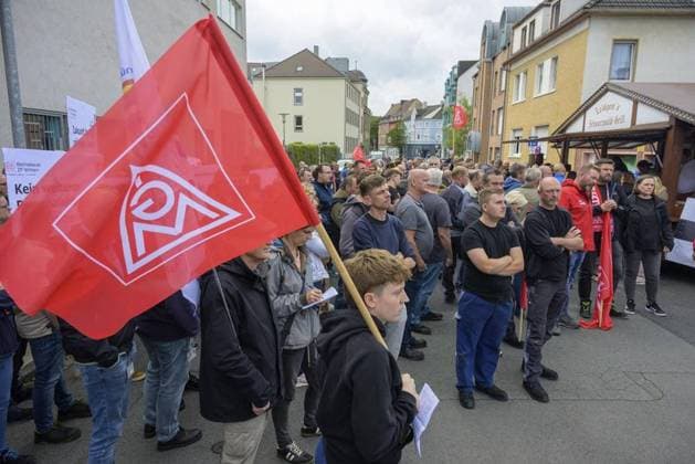 RECORD DATE NOT STATED ZF-Mitarbeiter demonstrieren gegen Stellenabbau ** NUR FÜR REDAKTIONELLE ZWECKE ** EDITORIAL USE ONLY **<p>ZF-Mitarbeiter stehen am Dienstag, 10.09.2024, in Witten am Werkstor an der Mannesmannstraße. Mitarbeiter des Autozulieferers ZF machten eine Gemeinsame Mittagspause , um gegen die Streichung von Arbeitsplätzen zu protestieren. ZF hatte angekündigt, 14.000 Stellen in Deutschland zu streichen. Deutschland NRW Witten Copyright: RainerxRaffalski *** ZF employees demonstrate against job cuts FOR EDITORIAL PURPOSES ONLY EDITORIAL USE ONLY p ZF employees stand at the factory gate on Mannesmannstraße in Witten on Tuesday, 10 09 2024 Emp Copyright: RainerxRaffalski doc7x4fbw5w0mpy5bbyo7a ,EDITORIAL USE ONLY