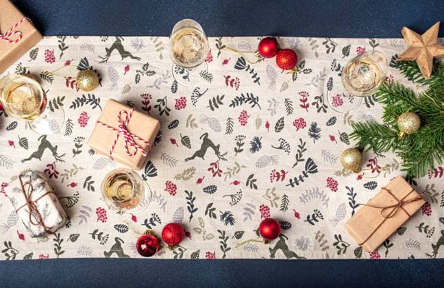 Weihnachten Abend dekoriert Tabelle flach legen Hintergrund mit Kopie Raum mit Sektgläsern, Weihnachten Spielzeug, eingewickelt Geschenke und Tannenbaum Christmas evening decorated table flat lay background with copy space with sparkling wine glasses, Xmas toys, wrapped presents and fir tree Copyright: imageBROKER OlenaxYeromenko ibxiqx08606746.jpg