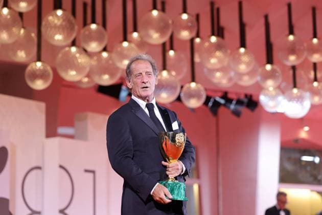 Bilder des Jahres 2024, Entertainment 09 September VENICE, ITALY - SEPTEMBER 07: Vincent Lindon poses with the Coppa Volpi as best actor for the movie Jouer avec le feu (The Quiet Son) Award during the 81st Venice International Film Festival at Palazzo del Cinema on September 07, 2024 in Venice, Italy. (Photo by Mark Cape Insidefoto)