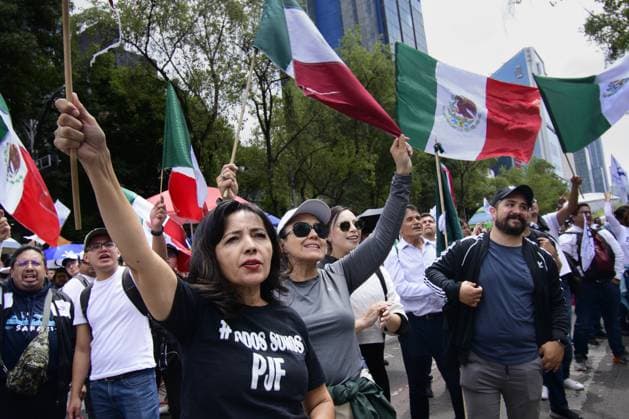 News Bilder des Tages September 10, 2024, Mexico City, Meico City, Mexico: Hundreds of workers of the Judiciary and students continue their protests this Tuesday before the Senate of the Republic, in Mexico City, where the Reform of the Judiciary proposed by the president of Mexico, Andres Manuel Lopez Obrador, is being discussed..Other states in Mexico are also mobilizing to try to stop the possible approval of this project. The dissidents accuse that it will be detrimental to the country. Mexico City Mexico - ZUMAn296 20240910_zip_n296_001 Copyright: xJorgexNunezx