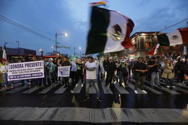 Enfrentamiento entre granaderos y trabajadores del Poder Judicial, en las inmediaciones de la antigua sede del Senado en Xicoto ncatl. Ian Robles Mexico City USA - ZUMAe321 20240910_zia_e321_001 Copyright: xeyepixx