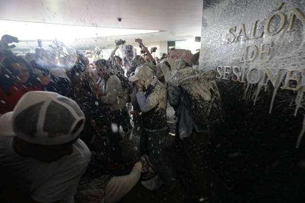 Trabajadores del Poder Judicial que se manifestaban en las inmediaciones del Senado de la RepoÂºblica, logran ingresar por la fuerza al pleno, donde los senadores tuvieron que salir, algunos senadores de oposicioÂ³n se quedaron para escuchar a los manifestantes. Ian Robles Mexico City USA - ZUMAe321 20240910_zia_e321_030 Copyright: xeyepixx