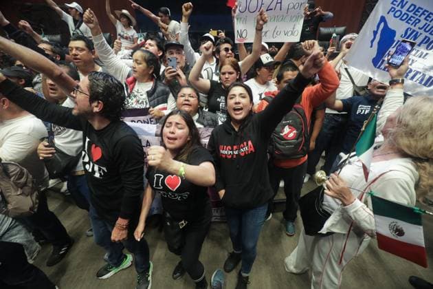 Trabajadores del Poder Judicial que se manifestaban en las inmediaciones del Senado de la RepoÂºblica, logran ingresar por la fuerza al pleno, donde los senadores tuvieron que salir, algunos senadores de oposicioÂ³n se quedaron para escuchar a los manifestantes. Ian Robles Mexico City USA - ZUMAe321 20240910_zia_e321_036 Copyright: xeyepixx