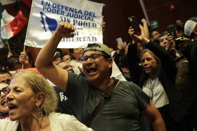 Trabajadores del Poder Judicial que se manifestaban en las inmediaciones del Senado de la RepoÂºblica, logran ingresar por la fuerza al pleno, donde los senadores tuvieron que salir, algunos senadores de oposicioÂ³n se quedaron para escuchar a los manifestantes. Ian Robles Mexico City USA - ZUMAe321 20240910_zia_e321_037 Copyright: xeyepixx