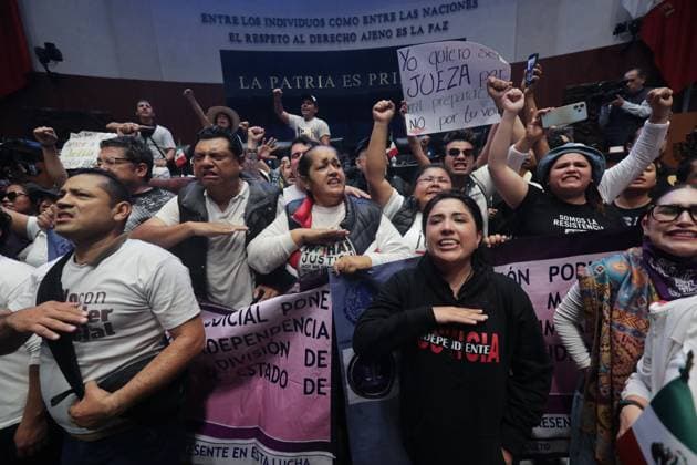 Trabajadores del Poder Judicial que se manifestaban en las inmediaciones del Senado de la RepoÂºblica, logran ingresar por la fuerza al pleno, donde los senadores tuvieron que salir, algunos senadores de oposicioÂ³n se quedaron para escuchar a los manifestantes. Ian Robles Mexico City USA - ZUMAe321 20240910_zia_e321_038 Copyright: xeyepixx