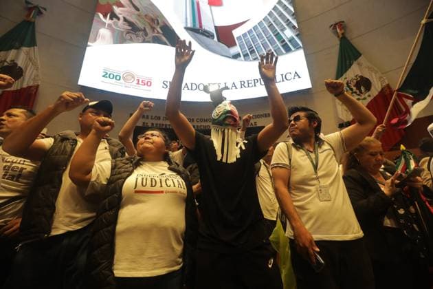 Trabajadores del Poder Judicial que se manifestaban en las inmediaciones del Senado de la RepoÂºblica, logran ingresar por la fuerza al pleno, donde los senadores tuvieron que salir, algunos senadores de oposicioÂ³n se quedaron para escuchar a los manifestantes. Ian Robles Mexico City USA - ZUMAe321 20240910_zia_e321_042 Copyright: xeyepixx