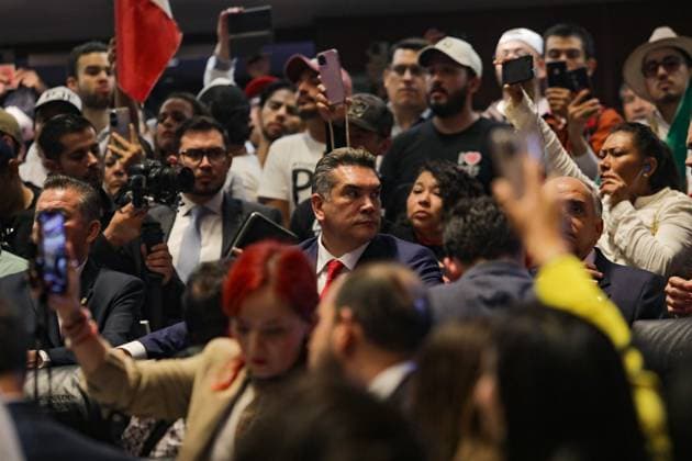 Trabajadores del Poder Judicial que se manifestaban en las inmediaciones del Senado de la RepoÂºblica, logran ingresar por la fuerza al pleno, donde los senadores tuvieron que salir, algunos senadores de oposicioÂ³n se quedaron para escuchar a los manifestantes. Mexico City USA - ZUMAe321 20240910_zia_e321_047 Copyright: xeyepixx