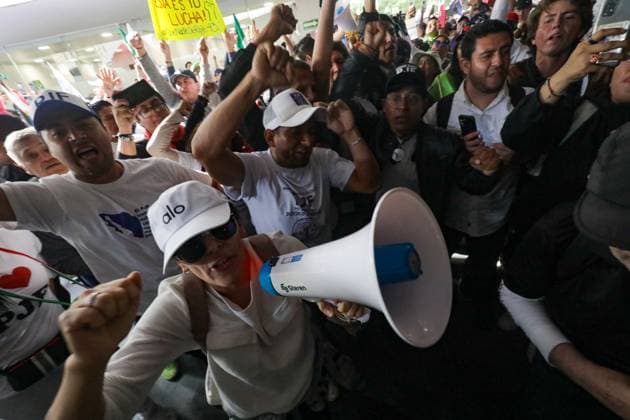 Trabajadores del Poder Judicial que se manifestaban en las inmediaciones del Senado de la RepoÂºblica, logran ingresar por la fuerza al pleno, donde los senadores tuvieron que salir, algunos senadores de oposicioÂ³n se quedaron para escuchar a los manifestantes. Ian Robles Mexico City USA - ZUMAe321 20240910_zia_e321_021 Copyright: xeyepixx