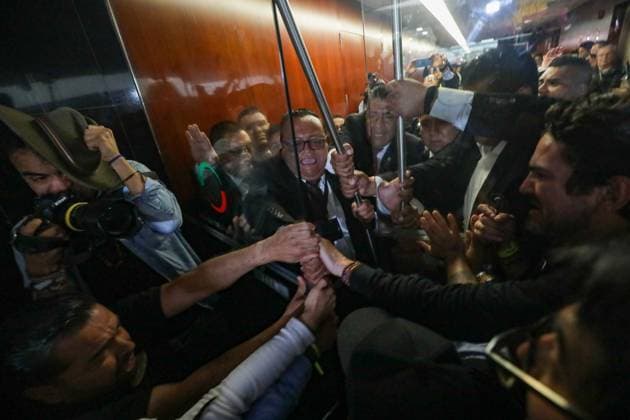 Trabajadores del Poder Judicial que se manifestaban en las inmediaciones del Senado de la RepoÂºblica, logran ingresar por la fuerza al pleno, donde los senadores tuvieron que salir, algunos senadores de oposicioÂ³n se quedaron para escuchar a los manifestantes. Ian Robles Mexico City USA - ZUMAe321 20240910_zia_e321_028 Copyright: xeyepixx