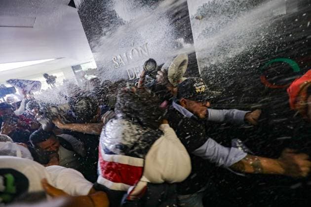 Trabajadores del Poder Judicial que se manifestaban en las inmediaciones del Senado de la RepoÂºblica, logran ingresar por la fuerza al pleno, donde los senadores tuvieron que salir, algunos senadores de oposicioÂ³n se quedaron para escuchar a los manifestantes. Ian Robles Mexico City USA - ZUMAe321 20240910_zia_e321_029 Copyright: xeyepixx