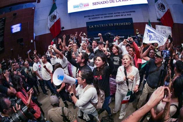 Trabajadores del Poder Judicial que se manifestaban en las inmediaciones del Senado de la RepoÂºblica, logran ingresar por la fuerza al pleno, donde los senadores tuvieron que salir, algunos senadores de oposicioÂ³n se quedaron para escuchar a los manifestantes. Ian Robles Mexico City USA - ZUMAe321 20240910_zia_e321_033 Copyright: xeyepixx