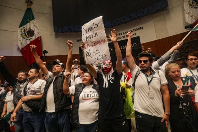 Trabajadores del Poder Judicial que se manifestaban en las inmediaciones del Senado de la RepoÂºblica, logran ingresar por la fuerza al pleno, donde los senadores tuvieron que salir, algunos senadores de oposicioÂ³n se quedaron para escuchar a los manifestantes. Ian Robles Mexico City USA - ZUMAe321 20240910_zia_e321_044 Copyright: xeyepixx