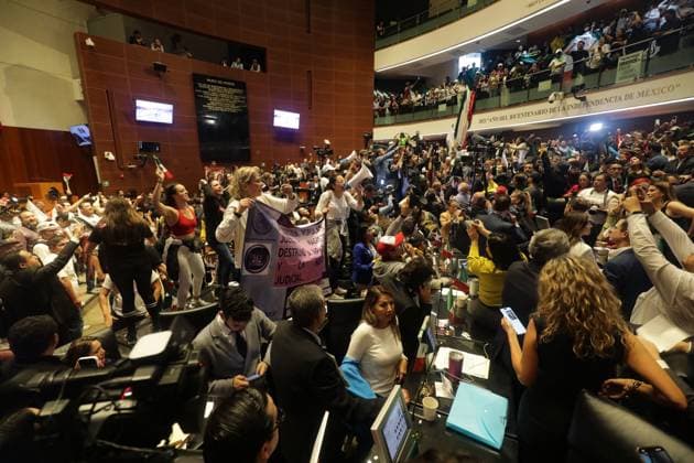 Trabajadores del Poder Judicial que se manifestaban en las inmediaciones del Senado de la RepoÂºblica, logran ingresar por la fuerza al pleno, donde los senadores tuvieron que salir, algunos senadores de oposicioÂ³n se quedaron para escuchar a los manifestantes. Mexico City USA - ZUMAe321 20240910_zia_e321_048 Copyright: xeyepixx