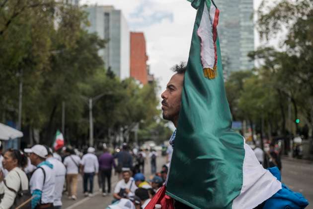 Assault on the Senate of Mexico - 10 Sept 2024 A man wraps himself in the Mexican flag during the demonstration against the new Judicial Reform in the country that is being voted on in the Mexican Senate. The protests that are shaking Mexico are a direct response to the judicial reform proposal presented by President Andrés Manuel López Obrador. This reform, which seeks to modify the structure and functioning of the Judiciary, has generated a wave of criticism and mobilizations from various sectors of society. Especially from workers in the Justice system who say this Reform threatens judicial independence: Critics argue that the reform sought to subject the Judicial Branch to the Executive, weakening the separation of powers and putting th Copyright: xIsraelxFuguemannx xSOPAxImagesx IFUGUEMANN_Assault_on_the_Mexican Senate_in_Mexico-10