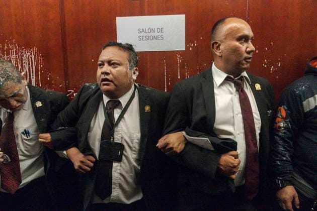 September 10, 2024, Mexico, Mexico: A group of guards form a human chain to prevent the protesters who broke into the Mexican Senate from entering the session room where the country s Judicial Reform was being voted on. The protests that are shaking Mexico are a direct response to the judicial reform proposal presented by President AndrÃ s Manuel Lopez Obrador. This reform, which seeks to modify the structure and functioning of the Judiciary, has generated a wave of criticism and mobilizations from various sectors of society. Especially from workers in the Justice system who say this Reform threatens judicial independence: Critics argue that the reform sought to subject the Judicial Branch to the Executive, weakening the separation of powe - ZUMAs197 20240910_aaa_s197_450 Copyright: xIsraelxFuguemannx